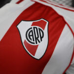 Camiseta-River-plate-primera-equipacion-version-jugador-2024-2025-escudo