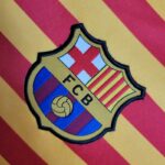 Camiseta-barcelona-cuarta-equipacion-2023-2024-escudo