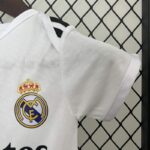 Camiseta-bebe-primera-equipacion-real-madrid-2024-2025-puño-izquierdo