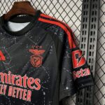 Camiseta-benfica-segunda-equipacion-2024-2025-puño-izquierdo