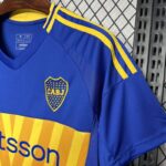 Camiseta-boca-juniors-primera-equipacion-2024-2025-puño-izquierdo Camiseta-boca-juniors-primera-equipacion-2024-2025-puño-izquierdo