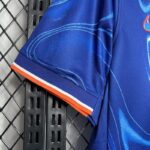 Camiseta-chelsea-primera-equipacion-2024-2025-puño-derecho Camiseta-chelsea-primera-equipacion-2024-2025-puño-derecho