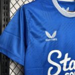 Camiseta-everton-primera-equipacion-2024-2025-puño-derecho Camiseta-everton-primera-equipacion-2024-2025-puño-derecho