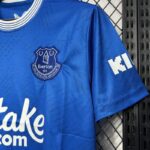 Camiseta-everton-primera-equipacion-2024-2025-puño-izquierdo Camiseta-everton-primera-equipacion-2024-2025-puño-izquierdo