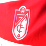 Camiseta-granada-mujer-primera-equipacion-2024-2025-escudo