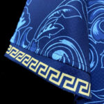 Camiseta-italia-versace-2024-2025-escudo-puño-derecho