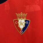 Camiseta-osasuna-primera-equipacion-2024-2025-escudo