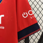 Camiseta-osasuna-primera-equipacion-2024-2025-puño-izquierdo