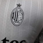 Camiseta-version-jugador-segunda-equipacion-AC-Milan-2024-2025-escudo
