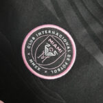Conjunto-de-niño-inter-miami-segunda-equipacion-2024-2025-escudo