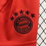 Conjunto-niño-bayern-munich-primera-equipacion-2024-2025-escudo
