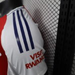 camiseta-arsenal-primera-equipacion-version-jugador-puño-izquierdo camiseta-arsenal-primera-equipacion-version-jugador-puño-izquierdo