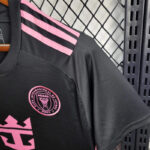 camiseta-inter-miami-segunda-equipacion-2024-2025-puño-izquierdo camiseta-inter-miami-segunda-equipacion-2024-2025-puño-izquierdo