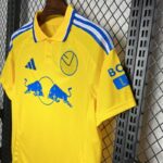 camiseta-leeds-united-segunda-equipacion-2024-2025-puño-derecho