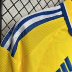 camiseta-leeds-united-segunda-equipacion-2024-2025-puño-izquierdo camiseta-leeds-united-segunda-equipacion-2024-2025-puño-izquierdo