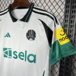 camiseta-newcastle-tercera-equipacion-2024-2025-puño-izquierdo