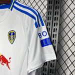 camiseta-primera-equipacion-leeds-united-2024-2025-puño-izquierdo camiseta-primera-equipacion-leeds-united-2024-2025-puño-izquierdo