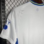 camiseta-primera-equipacion-leeds-united-2024-2025-puño-izquierdo-trasero