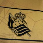 camiseta-real-sociedad-segunda-equipacion-2024-2025-escudo