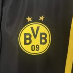 cortavientos-dortmund-2024-2025-escudo cortavientos-dortmund-2024-2025-escudo
