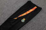 Chandal Real Madrid Blanco y Negro 2024-2025 costado Chandal Real Madrid Blanco y Negro 2024-2025 costado