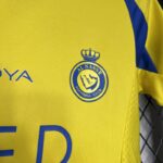 Conjunto-niño-al-nassr-primera-equipacion-2024-20025-escudo