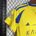 Conjunto-niño-al-nassr-primera-equipacion-2024-20025-puño-derecho
