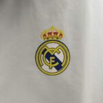 Cortaviento Reversible Real Madrid Celeste-Blanco 2024-2025 logo Cortaviento Reversible Real Madrid Celeste-Blanco 2024-2025 logo