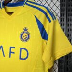 camiseta-al-nassr-primera-equipacion-2024-2025-puño-izquierdo camiseta-al-nassr-primera-equipacion-2024-2025-puño-izquierdo