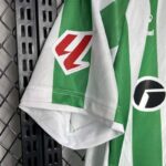 camiseta-real-betis-primera-equipacion-patrocinador-2024-2025-puño-derecho