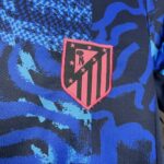 conjunto-niño-atletico-madrid-tercera-equipacion-2024-2025-escudo