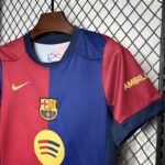 conjunto-niño-barcelona-primera-equipacion-2024-2025-puño-izquierdo