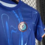 conjunto-niño-chelsea-primera-equipacion-2024-2025-escudo conjunto-niño-chelsea-primera-equipacion-2024-2025-escudo