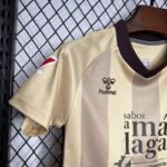 conjunto-niño-malaga-tercera-equipacion-2024-2025-hombro-derecho conjunto-niño-malaga-tercera-equipacion-2024-2025-hombro-derecho