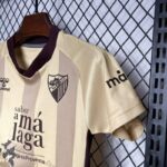 conjunto-niño-malaga-tercera-equipacion-2024-2025-hombro-izquierdo conjunto-niño-malaga-tercera-equipacion-2024-2025-hombro-izquierdo
