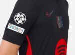 segunda equipacion barcelona 2024 - 2025 negra version jugador con parche de la champions