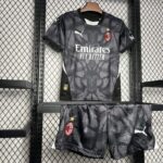 Conjunto Niño AC Milán Negro 2024-2025 parte delantera Conjunto Niño AC Milán Negro 2024-2025 parte delantera