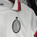 Conjunto Niño AC Milán Segunda Equipacion 2024-2025 logo Conjunto Niño AC Milán Segunda Equipacion 2024-2025 logo