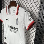 Conjunto Niño AC Milán Segunda Equipacion 2024-2025 puño izquierdo Conjunto Niño AC Milán Segunda Equipacion 2024-2025 puño izquierdo