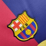 Conjunto Niño FC Barcelona primera equipacion Coldplay 2024-2025 logo