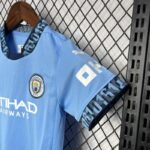 Conjunto Niño Manchester City Primera Equipacion 2024-2025 puño