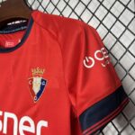 Conjunto Niño Osasuna Primera Equipacion 2024-2025 puño izquierdo