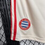 Pantalón Corto Bayern Múnich Segunda Equipacion 2024-2025 logo Pantalón Corto Bayern Múnich Segunda Equipacion 2024-2025 logo