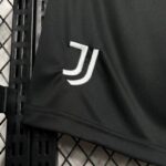 Pantalon Corto Juventus Primera Equipacion 2024-2025 logo Pantalon Corto Juventus Primera Equipacion 2024-2025 logo