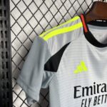 benfica-conjunto-niño-tercera-equipacion-2024-2025-puño-derecho benfica-conjunto-niño-tercera-equipacion-2024-2025-puño-derecho