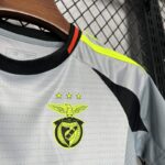 benfica-conjunto-niño-tercera-equipacion-2024-2025-puño-izquierdo benfica-conjunto-niño-tercera-equipacion-2024-2025-puño-izquierdo