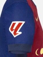 camiseta-barcelona-colplay-primera-equipacion-2024-2025-puño-derecho camiseta-barcelona-colplay-primera-equipacion-2024-2025-puño-derecho