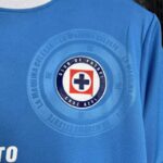 camiseta-cruz-azul-primera-equipacion-2024-2025-escudo