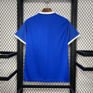 Dorsal, vista trasera de la camiseta 'El Barrio' de la King League en color azul, con detalles en blanco y dorado en el cuello y las mangas.