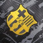 camiseta-fc-barcelona-blakc-and-gold-edicion-especial-2023-2024-escudo